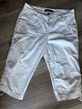 Gloria Vanderbilt White baggy capri’s with rhinestone Embroidered Floral Detail